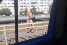 Фото - В Балаково по улицам ходит мужчина без трусов и в наушниках