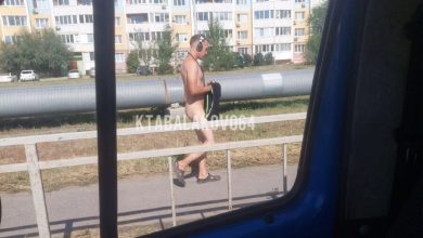 Фото - В Балаково по улицам ходит мужчина без трусов и в наушниках